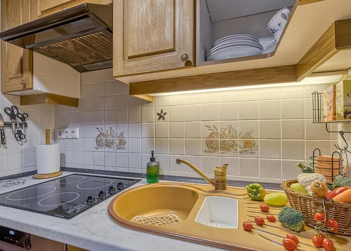 Fani's Riverside - Happy *